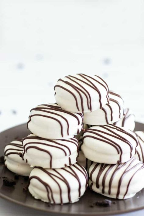 White Chocolate Covered OREO Treats - Want a delicious cookie recipe that's easy to make too? Made with the new OREO Dark Chocolate Cookie, these White Chocolate Covered OREOs are sweet treats that are perfect for any occasion! #ad #OREOatWalmart #IC #cookies #dessert #whitechocolate #OREOrecipe Oreo Christmas Cookies, Oreo Christmas, White Chocolate Covered Oreos, White Chocolate Oreos, Oreo Treats, Oreo Cookies Dipped, White Chocolate Covered, Peanut Butter Oreo, Oreo Flavors