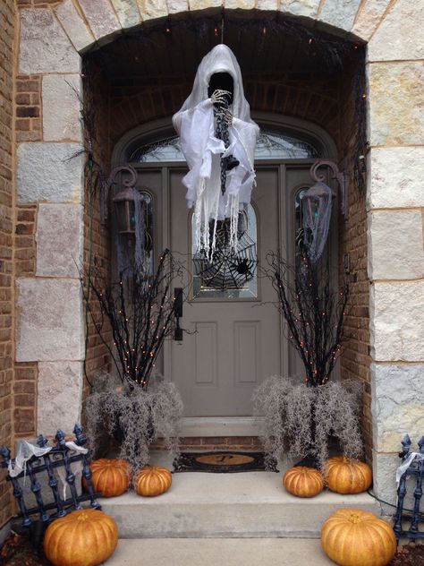 Halloween decorations with Spanish moss. Front Gate Halloween Decor, Spanish Moss Halloween Decor, Creepy Cloth Front Porch, Haloween Decoracion Front Door, Halloween Front Door Ideas, Bat Decorations Halloween Front Door, Policy Debate, Michaels Halloween, Halloween Entryway