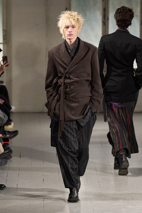 Yohji Yamamoto Fall 2023 Menswear Fashion Show | Vogue Yohji Yamamoto 80s, Yohji Yamamoto Street Style, Yuppie Fashion, Yohji Yamamoto Menswear, Japanese Street Fashion Men, Layering Outfits Fall, Fall 2023 Menswear, Yoji Yamamoto, 2023 Menswear Fashion Show