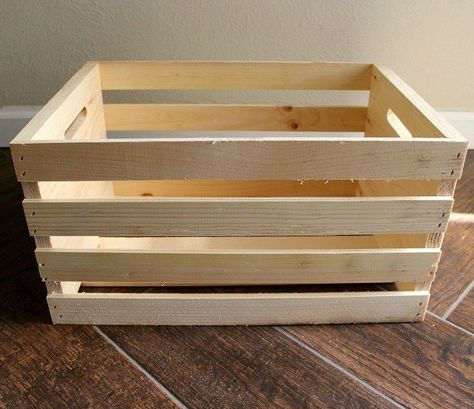 9 Gorgeous Ways to Use a Plain Wooden Crate for Christmas Maybe we should be adding a plain wooden crate to the top of our gift lists... Wooden Crates Christmas, Wooden Storage Bins, Crate Crafts, Diy Wooden Crate, Halloween Camping, Crate Coffee Table, Diy Crate, Diy Projects Plans, Crate Diy