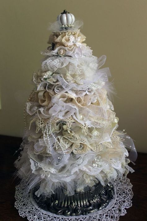 Lace Christmas Tree, Shabby Chic Christmas Tree, Chic Christmas Decor, Styl Shabby Chic, Bridal Trim, Shabby Chic Dining, Lace Trees, Shabby Christmas, Style Shabby Chic