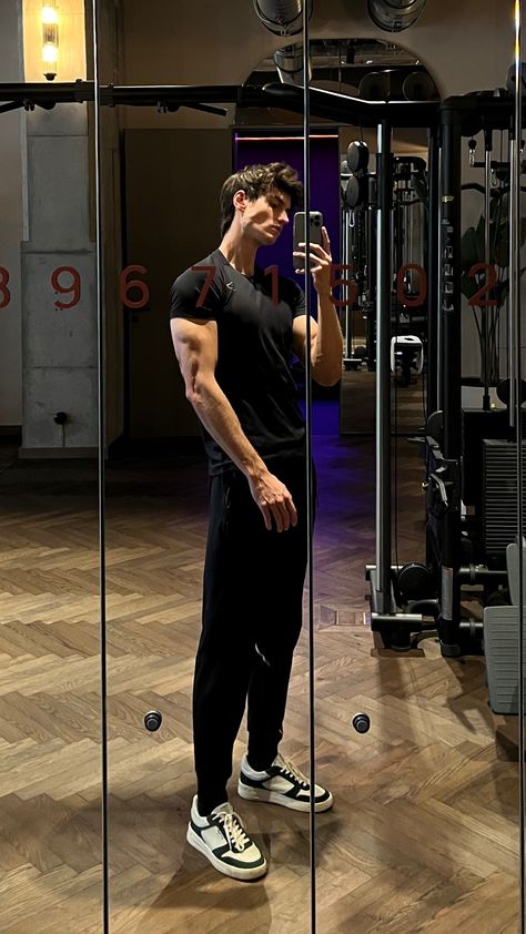 Moritz Hau, Gym Mirrors, Mirror Man, Guys Fits, Gym Boy, Guy Fits, Male Pose Reference, Gym Guys, Gym Outfit Men