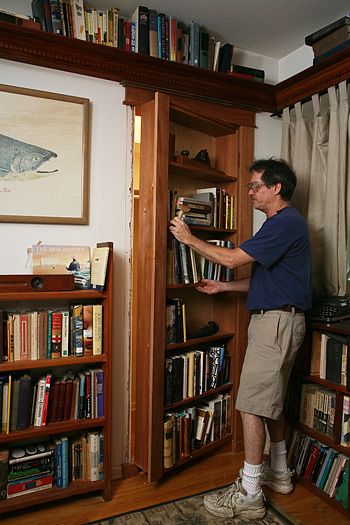 Well-built swing out bookcase door, looks like it could have been built in that house decades ago. Hidden Bookshelf Door, Skjulte Rum, Hidden Door Bookcase, Decorative Bookshelves, Bookshelf Door, Unique Bookshelves, Secret Passages, Bookcase Door, Door Plan