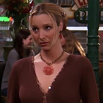 Hair Inspo For School, Lisa Kudrow Friends, Phoebe Friends, Phoebe Buffay Outfits, Argumentative Antithetical Dream Girl, Friends Outfits, Lisa Kudrow, Female Role Models, Friends Style