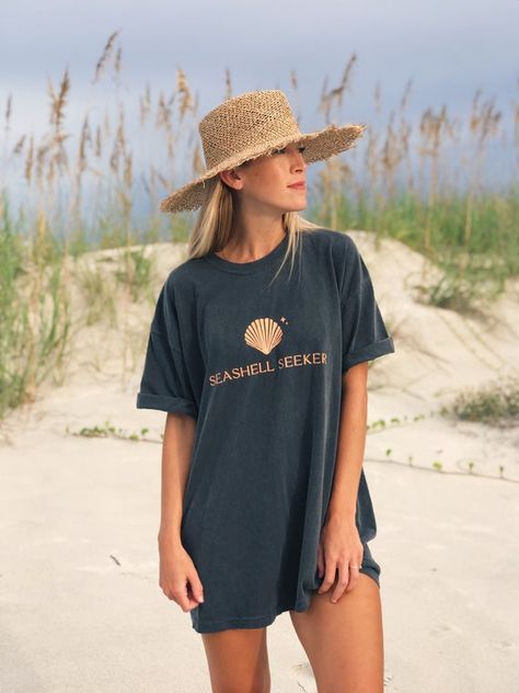 Beach Attire For Women, Boho Tshirts, Girl Fashion Style, Surfer Girl Style, Relaxed Outfit, Biker Shirts, Oversized Graphic Tee, Summer Attire, Graphic Tees Vintage