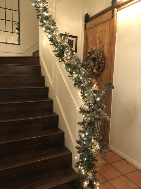 Half Wall Staircase Christmas Decor, Closed Staircase Christmas Decor, Stairway Garland Christmas, Christmas Bannister Ideas, Staircase Garland Christmas, Wall Decor With Lights, Garland On Stairs, Christmas Townhouse, Garland On Staircase