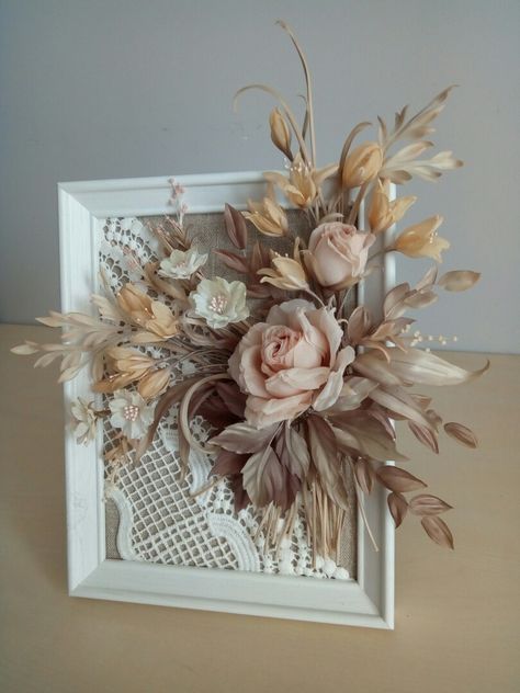 Diy Dollar Store Crafts Projects, Framed Flowers, Dekoratívne Vence, Picture Frame Wreath, Frame Flowers, Diy Paper Flowers, Picture Frame Crafts, Deco Champetre, Exterior Design Ideas