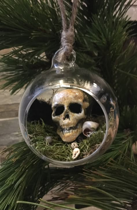 Mini Skull Halloween Decor, Gothic Tree Topper, Goth Christmas Decorations, Skull Terrarium, Terrarium Ornaments, Skull Christmas Tree, Halloween Tree Ornaments, Halloween Ornaments Diy, Globe Terrarium