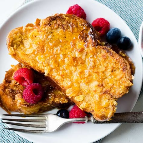 This Ultimate French Toast is crispy and crunchy! The secret ingredient: Corn Flakes. Cereal crusted French toast is a delicious breakfast idea to make for friends and family. Learn how to make the best crispy French toast on The Worktop. || #Frenchtoast #cornflakes #brunchrecipes Corn Flake Crusted French Toast, French Toast With Corn Flakes, Corn Flake French Toast, Cereal Crusted French Toast, Cornflake French Toast Recipe, Breakfast Plating, Crunchy French Toast, Crusted French Toast, Cornflake Recipes