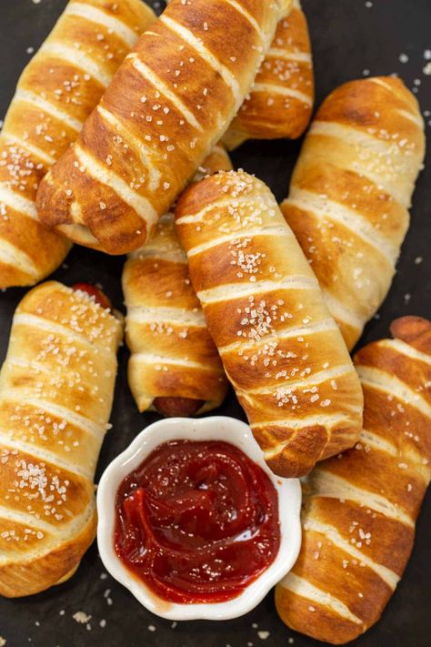 The BEST homemade pretzel dog recipe made with a soft and chewy pretzel dough wrapped with a hot dog. Pretzel Dog Recipe, Hot Dog Bun Recipe, Pretzel Hot Dog, Pretzel Dogs Recipe, Pretzel Dog, Homemade Pretzel, Pretzel Dogs, Hot Dog Bun, Pretzel Dough