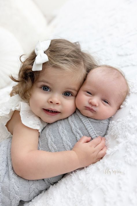 Sibling Photo Newborn, Newborn Photography With Mom And Sibling, Newborn Photography With Big Sister, Newborn Baby Sibling Photography, Sisters Newborn Photography, Sister Newborn Photography, Newborn Pictures At Home With Sibling, Twins And Sibling Photography, Newborn Family Portraits Studio