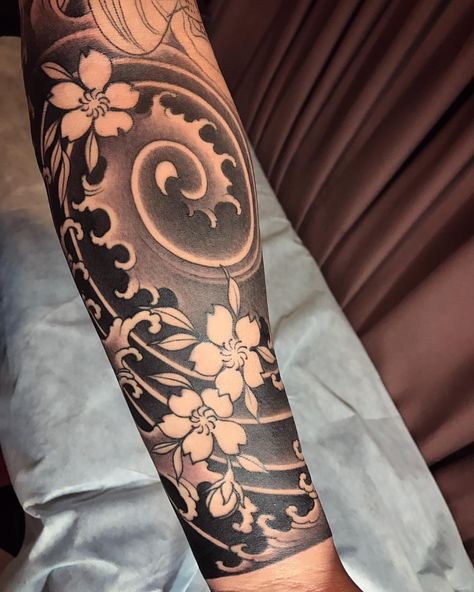 Redemoinho Tato Irezumi, Japanese Forearm Tattoo, Tatuaje Trash Polka, Tato Maori, Tato Flash, Lower Arm Tattoos, Japanese Tattoos For Men, Feminine Tattoo Sleeves, Hawaiian Tattoo