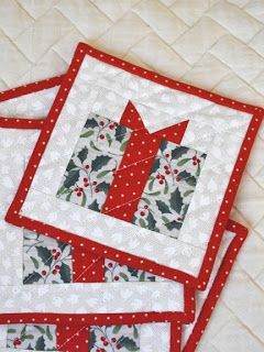 Star Placemats Patterns, Anita’s Arrowhead Quilt, Quilted Christmas Mug Rug Patterns Free, Christmas Blocks Quilt, Christmas Quilting Projects Free, Christmas Quilt Blocks Free Pattern, Pot Holders Christmas, Christmas Pot Holders, Christmas Mug Rugs