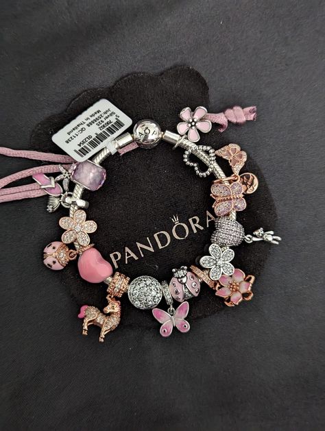 Pandora Bracelet Charms Ideas, Girly Bracelets, Pandora Bracelet Designs, Pandora Jewelry Charms, Preppy Jewelry, Wrist Jewelry, Jewelry Accessories Ideas, Clasp Bracelet, Pandora Bracelet Charms