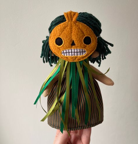 Stick Dolls, Pumpkin Head Doll, Pumpkin Doll, Halloween Creatures, Yarn Hair, Cute Sewing Projects, Felt Halloween, Over The Garden Wall, Spirit Dolls