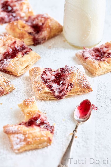 Raspberry Breakfast Pastries | breakfast pastries | breakfast pastry recipes | raspberry pastries Raspberry Pastries, Pastries Breakfast, Breakfast Pastry Recipes, Easy Breakfast Treats, Raspberry Breakfast, Dessert Hacks, Breakfast Pastry, Fall Baking Recipes, Low Carb Sweets