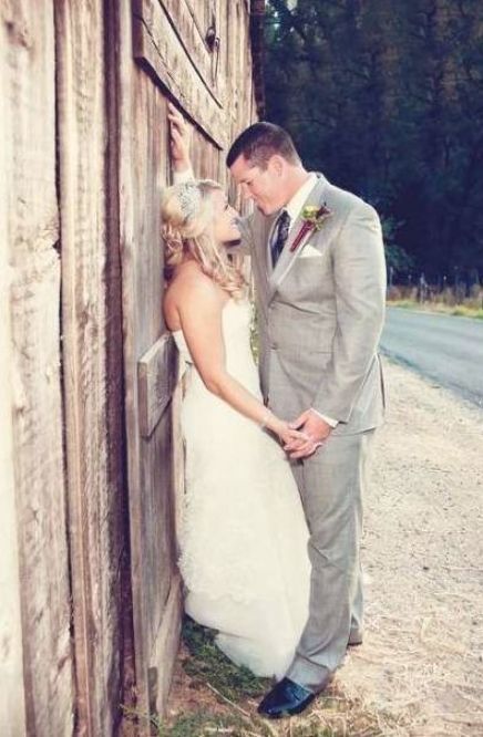 Super wedding pictures barn photo ideas ideas Barnyard Wedding, Prom Picture Ideas, Barn Wedding Photos, Prom Picture, Prom Pics, Wedding Picture Poses, Farmhouse Wedding, Wedding Picture Ideas, Wedding Pic