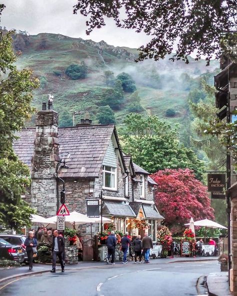 We LOVE England🇬🇧🏴󠁧󠁢󠁥󠁮󠁧󠁿 on Instagram: “Grasmere, one of the most popular destinations in the beautiful Lake District Keswick Lake District, Daffodil Garden, Gingerbread Chocolate, Lake District Cottages, Cumbria Lake District, Old English Cottage, Lake District England, William Wordsworth, Cottage Lake