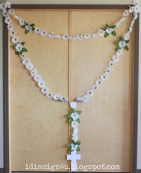 Rosary Strung with Daisies Rosary Craft, Diy Rosary, Daisy Decorations, Rosary Making, Bff Poses, Catholic Crafts, Making Cake, At Home Movie Theater, Lady Of Fatima