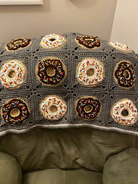 Oreo Crochet Blanket, Donut Crochet Blanket, Hexagon Granny Square Projects, Crochet Donut Granny Square, Donut Granny Square, Weird Crochet, Donut Blanket, Crochet Donut, Crochet Baby Blanket Tutorial