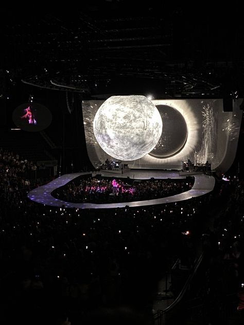 Sweetener World Tour, Savage Girl, Arena Stage, Ariana Grande Concert, Ariana Grande Sweetener, Concert Stage, Concert Aesthetic, Ariana Grande Photos, Dream Concert