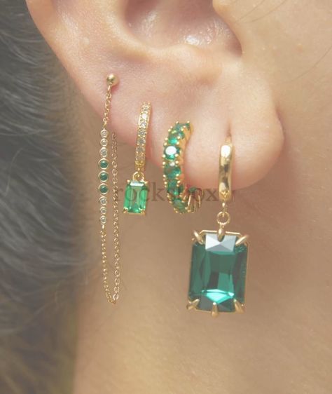 Emerald ear jewelry design piercing inspo Gold And Green Earring Set, Green Earings Piercings, Gold And Emerald Earring Stack, Emerald Green Jewelry Aesthetic, Green Jewellery Aesthetic, Green Earring Stacks, Emerald Earring Stack, Emerald Earrings Aesthetic, Emerald Ear Piercings