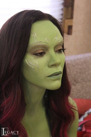 Gamora Costume Diy Makeup, Gamora And Peter Costume, Gamora Makeup, Gamora Cosplay, Gamora Costume, Gamora Marvel, Galaxy Makeup, Face Paint Makeup, Pretty Halloween