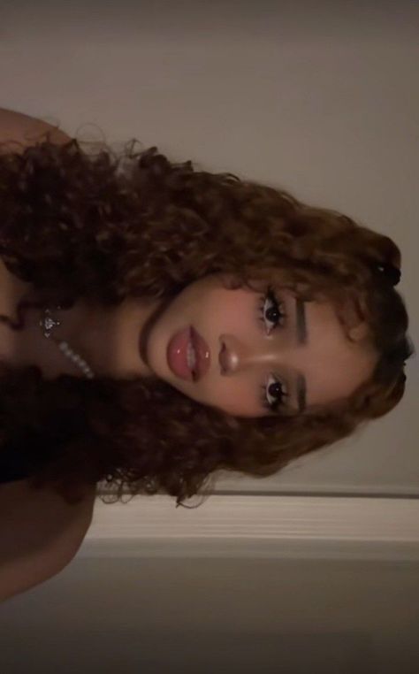 Y2k Makeup Natural, Black Bambi Beauty, Black Wet Hair Look, Pretty People Icons, Pretty Soft Makeup, Makeup Looks For Curly Hair, Black Ppl Makeup, Pretty Girl Makeup Looks, Cute Y2k Makeup Looks