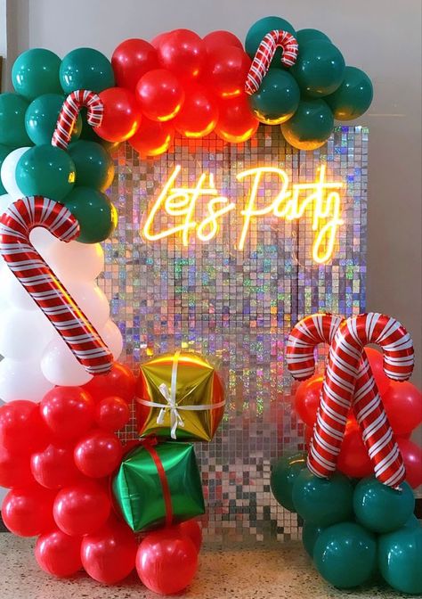 Christmas Party Friends, Christmas Photobooth, Christian Christmas Decorations, Christmas Photo Booth Backdrop, Christmas Party Backdrop, Festive Activities, Christmas Balloon Decorations, Diy Christmas Party, Christmas Party Photo