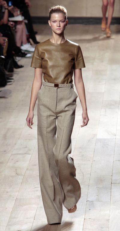 Celine, fall 2009 Wide Leg Linen Trousers, Free Internet, Phoebe Philo, Fashion Life, Linen Trousers, 가을 패션, Leather Top, Work Attire, Life Style