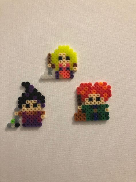 Perler beads Perler Beads Ideas Characters, Fuzz Beads Ideas, Perler Beads Designs Halloween, Simple Peeler Bead Designs, Perler Bead Ideas Halloween, Pearl Or Beads Designs, Perler Bead Halloween Ideas, Cute Peler Beads Ideas, Simple Pearler Bead Patterns