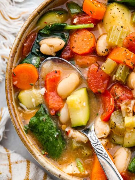 Tuscan vegetable chicken stew is so comforting and full of hearty vegetables, white beans and chicken. Super easy to make and perfect for busy weeknights! Soup Buffet, Chicken Vegetable Stew, Chicken Vegetable Soup Recipes, Bean And Vegetable Soup, Chicken Stew Recipe, Chicken Soups, Crockpot Ideas, Cabbage Roll, Vegetable Soup With Chicken