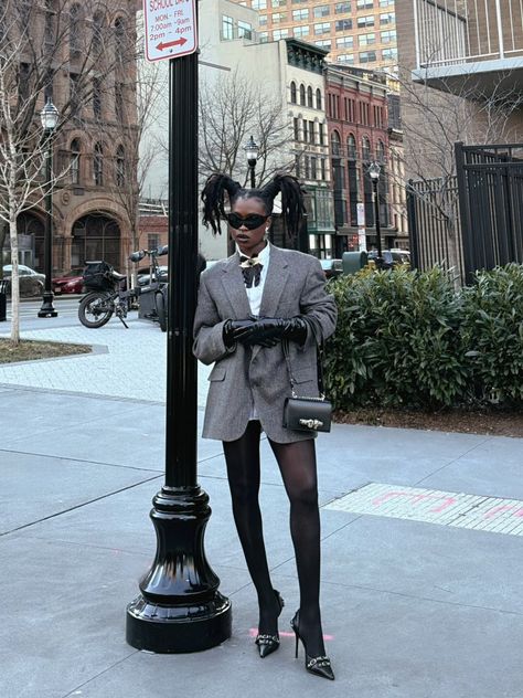 Street Business Style, Preppy Outfits Photoshoot, Corporate Street Wear, Fall In London Outfits, Black Women In Suits, Women In Suits Aesthetic, Cosmo Photoshoot, Blazer Photoshoot, Chic Christmas Outfit