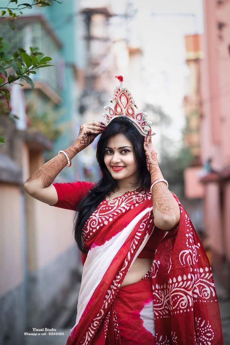 Haldi Outdoor Photoshoot, Bride Outdoor Poses, Bengali Bride Haldi Look, Gaye Holud Bengali Bride, Haldi Poses For Bride, Haldi Poses, Bengali Couple, Bride Haldi, Haldi Photoshoot