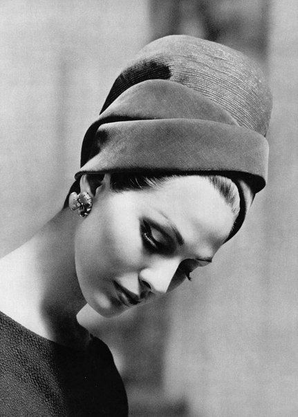 1962 Model in turban hat of silver wire mesh and raspberry velvet, unseen is jewel clip in back, by Lanvin-Castillo. Photo by Roland de Vassal Velvet Turban, Fashion 1960s, Mode Turban, Keramik Design, Vintage Fashion Photography, Turban Style, Turban Hat, 1960s Fashion, Head Accessories