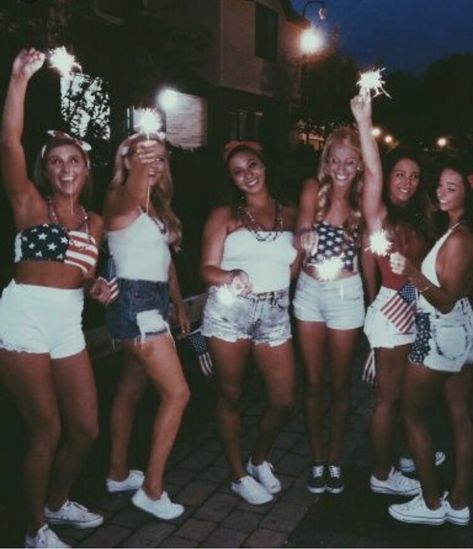 Fourth Of July Pics, Party Outfit Summer, Bff Party, Pinterest Pretty, Mode Poses, Sparkler Photography, Pretty Vibes, Friends Goals, Summer Party Outfit