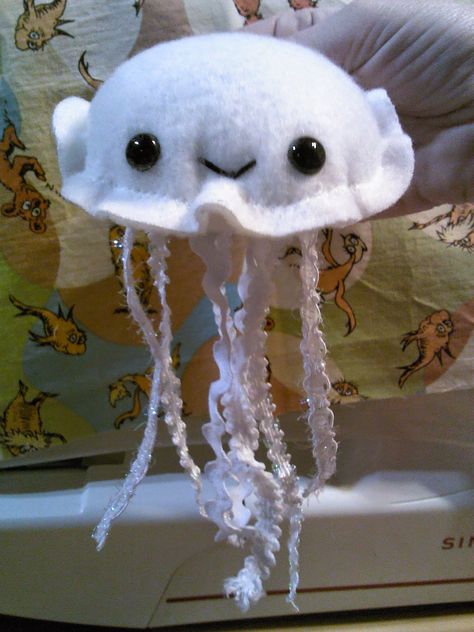 Jellyfish Plush, Diy Jelly, Plushie Patterns, Sewing Stuffed Animals, Felt Pattern, Jelly Fish, Cute Plush, Craft Patterns, Cute Crafts