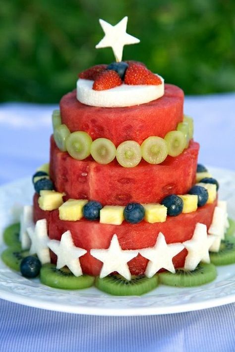 How to make a tiered watermelon cake with fresh fruit decorations. Click the link on the bottom of the post to check out all kinds of watermelon cakes. Great for any summer or outdoor party or a glutenfree diet. From Apron Watermelon Salads, Watermelon Cake Recipe, Watermelon Cakes, Paleo Fruit, Sommer Mad, Paleo Cake, Fruit Recipe, Resep Salad, Cake Fruit