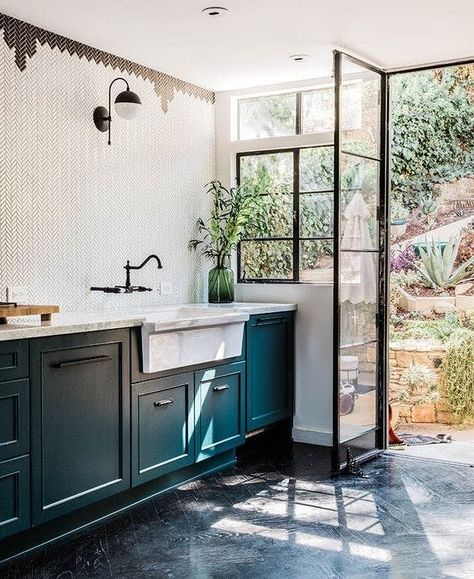 Recently we've become obsessed with one kitchen cabinet color. This rich, luxurious peacock-y hue is that happy place between navy and hunter green. Here are a handful of kitchens that have us seriously craving dark teal cabinets. Teal Kitchen Cabinets, Teal Cabinets, Teal Kitchen, Interior Design Minimalist, Stunning Kitchens, Kitchen Cabinet Colors, Blue Kitchens, Green Kitchen, Counter Tops