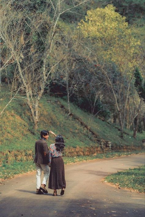 Pre Wedding Photoshoot Outdoor, Couple Poses Reference, Fotografi Vintage, Vintage Couples, Couples Vibe, Pre Wedding Photoshoot, Hand In Hand, 인물 사진, Nature Aesthetic