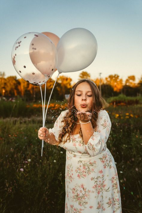 13th Birthday Pictures Photo Shoots, Birthday Photography Ideas For Women, Birthday Photoshoot Outside, 18th Bday Photoshoot Ideas, Teenage Poses, 13 Photoshoot, 30th Birthday Photoshoot Ideas, Fotoshooting Ideas, 16th Birthday Photoshoot