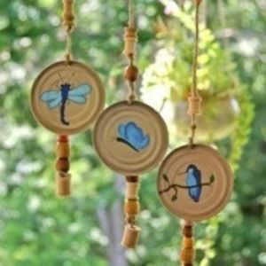 Juice Can Lid Wind Chimes Recycle before you throw away. Jar Lid Crafts, Carillons Diy, Frozen Juice, Canning Jar Lids, Wind Chimes Craft, Tin Can Art, Canning Lids, Recycled Tin, Can Lids