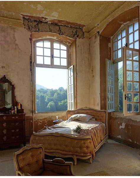 Italian Villa Bedroom, Italian Bedroom Aesthetic, Italian Villa Interior, Greek Bedroom, Italian Apartment, Old Bedroom, Scandinavian Room, Italy Apartment, Italian Bedroom