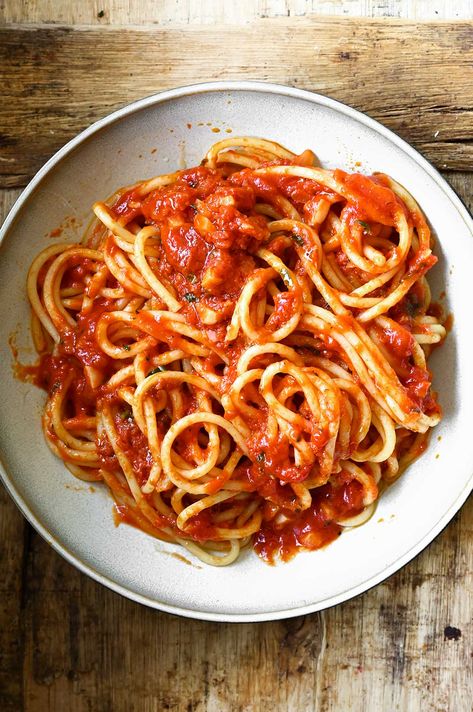 Garlic butter tomato spaghetti Spaghetti In Butter Sauce, Spaghetti With Red Sauce, Spaghetti Tomato Sauce, Tomato Spaghetti, Garlic Butter Pasta, Tomato Pasta Recipe, Garlic Spaghetti, Tomato Butter, Best Pasta Recipes