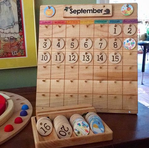 Diy Wood Calendar, Pocket Calendar Ideas, Wooden Calendar Diy, Kids Calendar Ideas Diy, Diy Calendar For Kids, Diy Classroom Calendar, Perpetual Calendar Diy, Wooden Perpetual Calendar, Montessori Calendar