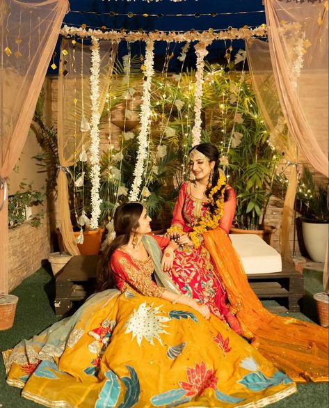 Sister Photoshoot Wedding, Bridal Sister Photoshoot, Haldi Photoshoot With Sister, Mehndi Function Photoshoot, Haldi Friends Pose, Haldi Sister Poses, Mehndi Outfit For Bride Sister, Haldi Poses For Bride's Sister, Mehndi Poses For Bride With Sister