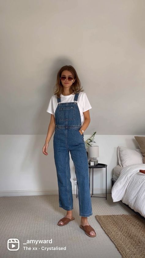 Women’s Dungaree Outfit, French Overall Outfit, Womens Denim Overalls Outfit, Stylish Basic Outfits, Overall Spring Outfit, Overall Looks Women, Cute Overall Dress Outfits, How To Style A Dungaree, Overalls Outfit Teacher