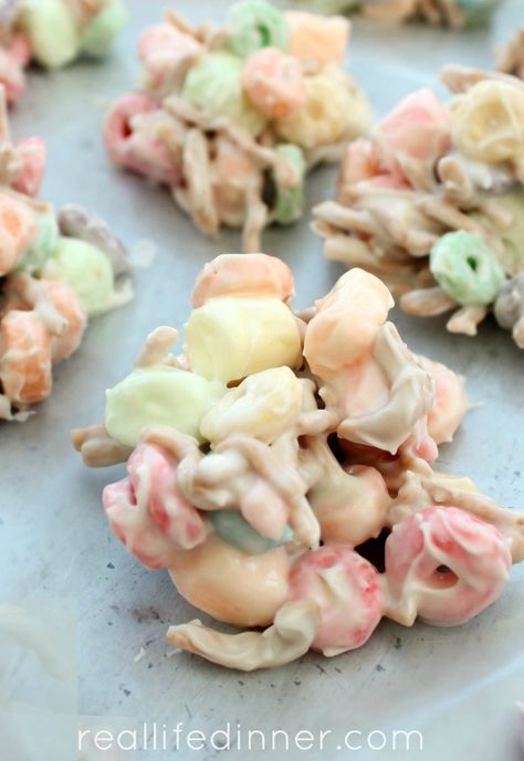 My all time FAVORITE Christmas Treat. Rainbow Clusters are made from chow mien noodles, fruit loops, marshmallows and white chocolate. ~ http://reallifedinner.com Fruit Loop Cookies, Fruit Loop Treats, Chocolate Clusters, Homemade Toffee, Rainbow Parties, Cereal Treats, Fruit Loops, Almond Bark, Christmas Treat