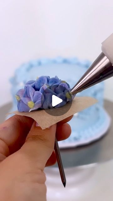 Round Cakes With Flowers, Hydrangea Icing Flowers, Buttercream Hydrangea Tutorial, Hydrangea Cake Ideas, Pipping Flower Cake Designs, Hydrangea Cake Decoration, Sheet Cakes With Flowers, Hydrangea Cakes, Buttercream Hydrangea