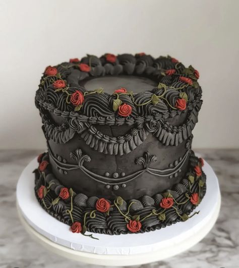 Cake Designs With Roses, Pan Cake Design, Gothic Heart Cake, Goth Heart Cake, Dark Vintage Cake, Gothic Halloween Cake, Vampire Birthday Cake, Goth Cake Ideas, Black And Red Cake Ideas